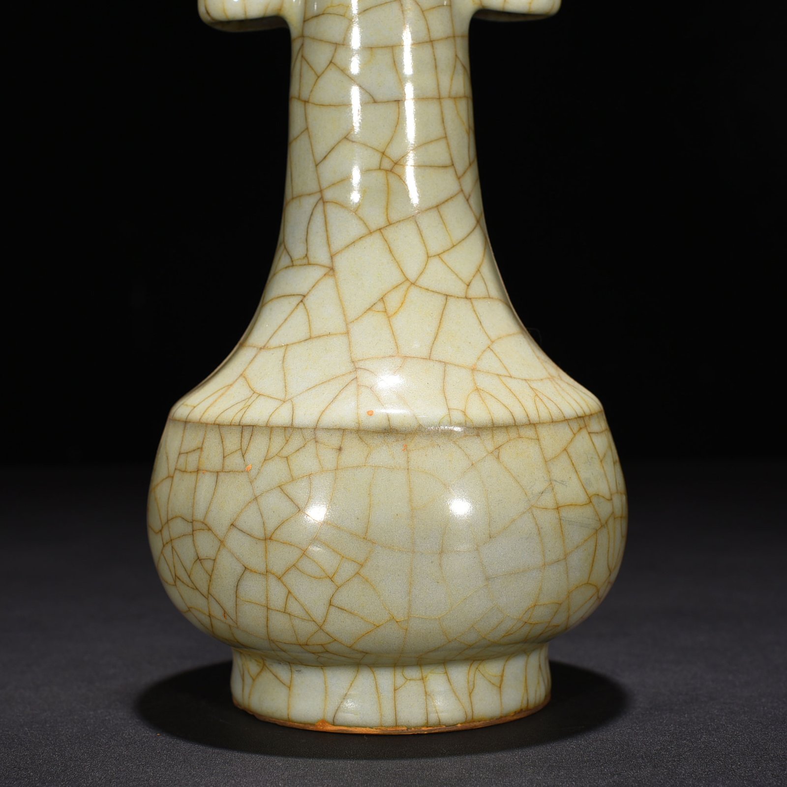 Song Dynasty official kiln moon white glaze through-ear vase