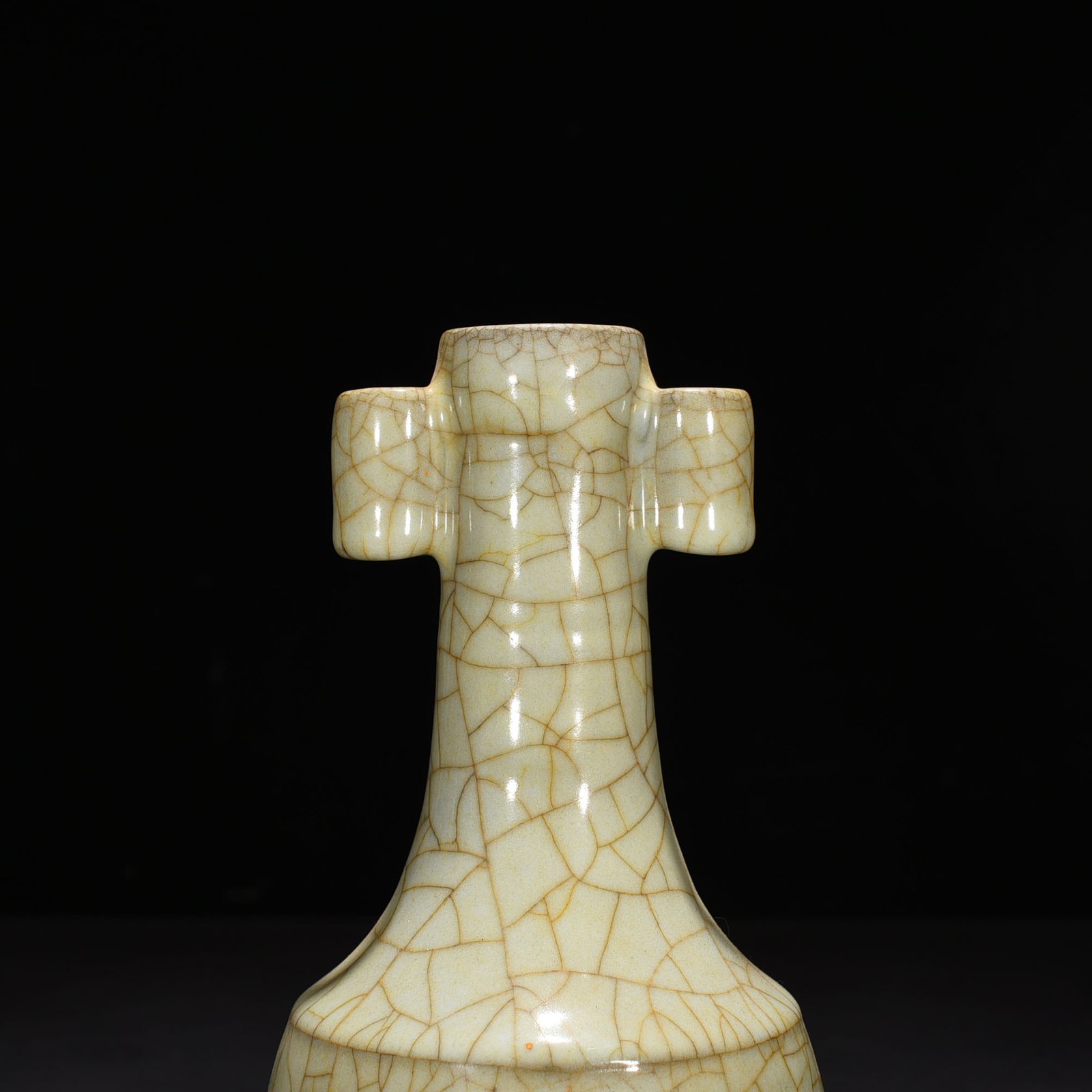 Song Dynasty official kiln moon white glaze through-ear vase