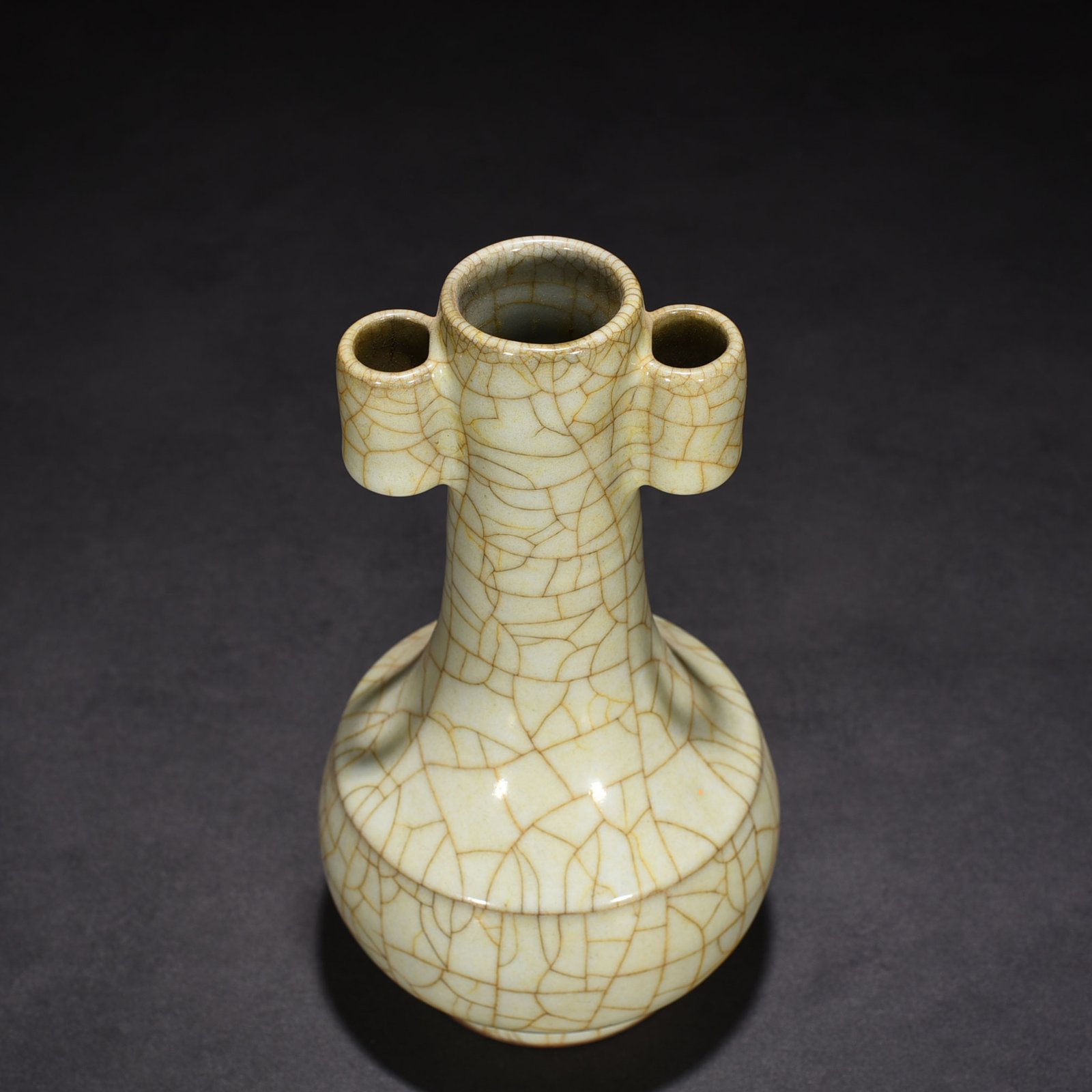 Song Dynasty official kiln moon white glaze through-ear vase
