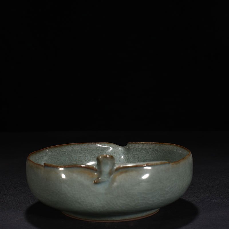 Song Dynasty Guan kiln peach-shaped washer