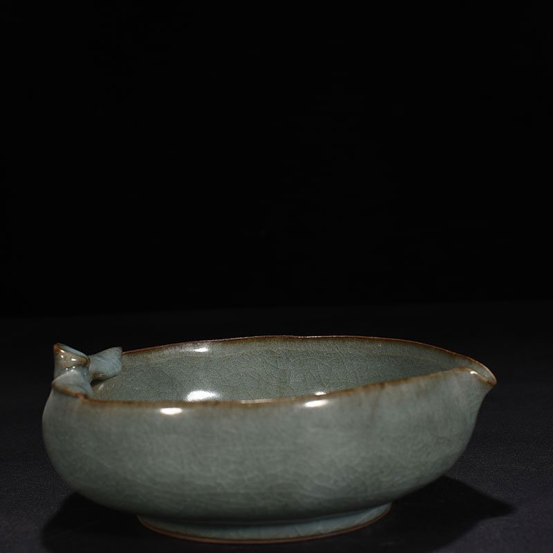 Song Dynasty Guan kiln peach-shaped washer