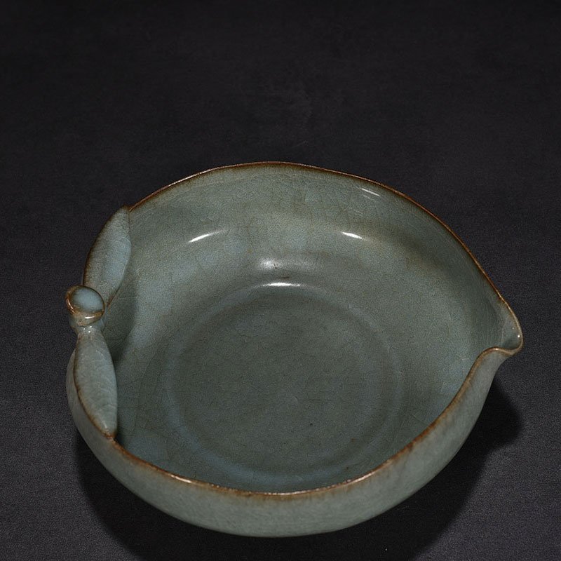 Song Dynasty Guan kiln peach-shaped washer