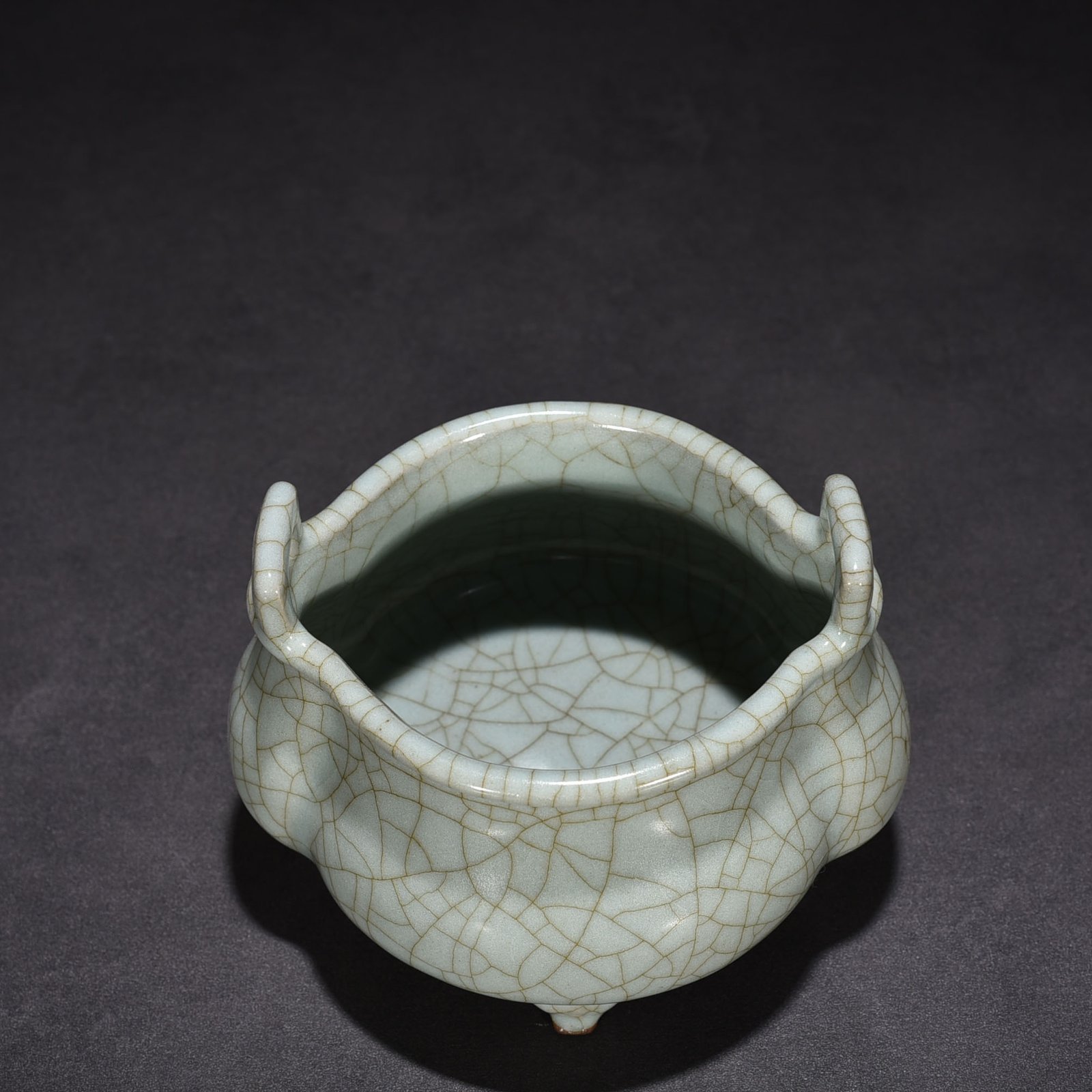 Song Dynasty Guan Kiln Begonia style double-eared furnace