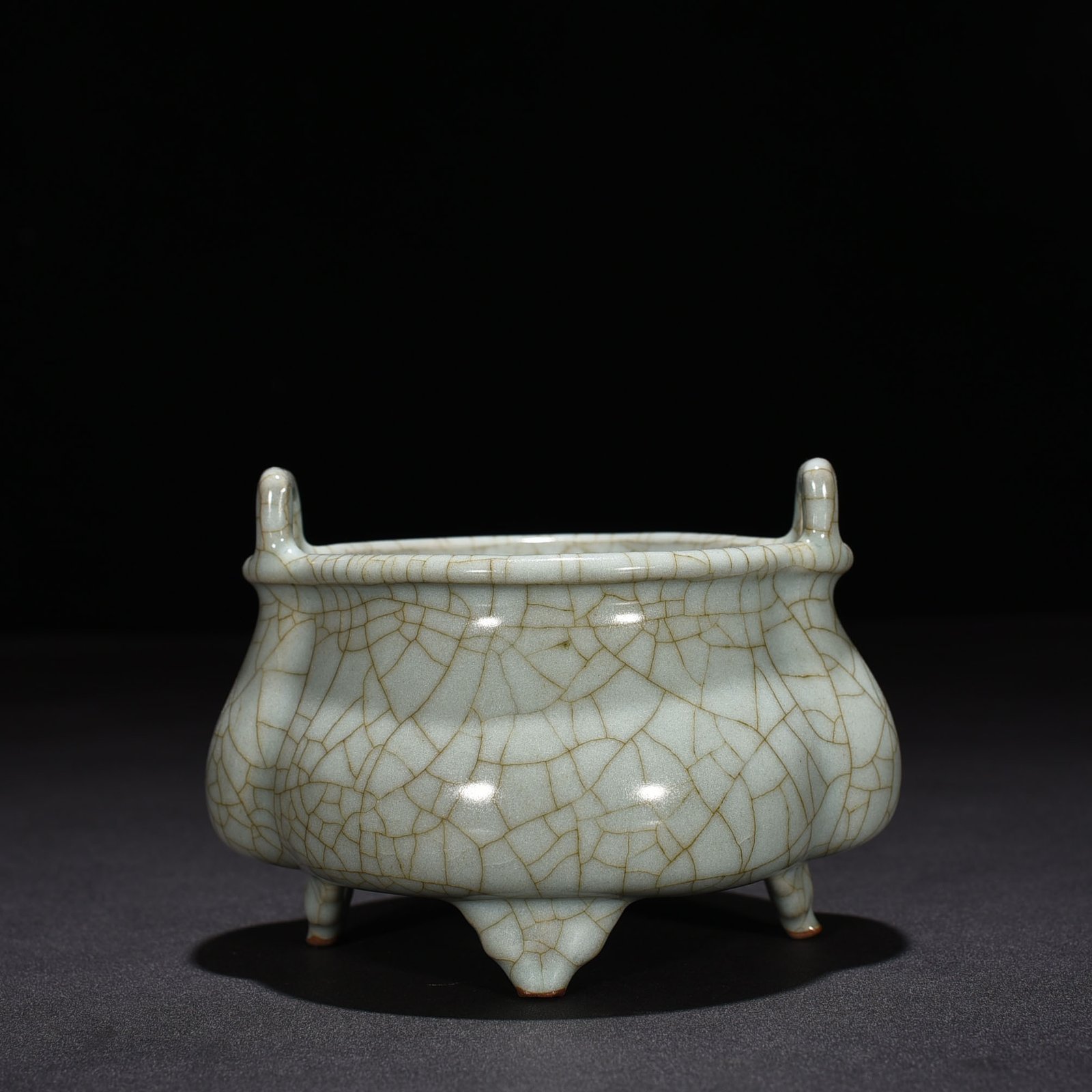 Song Dynasty Guan Kiln Begonia style double-eared furnace