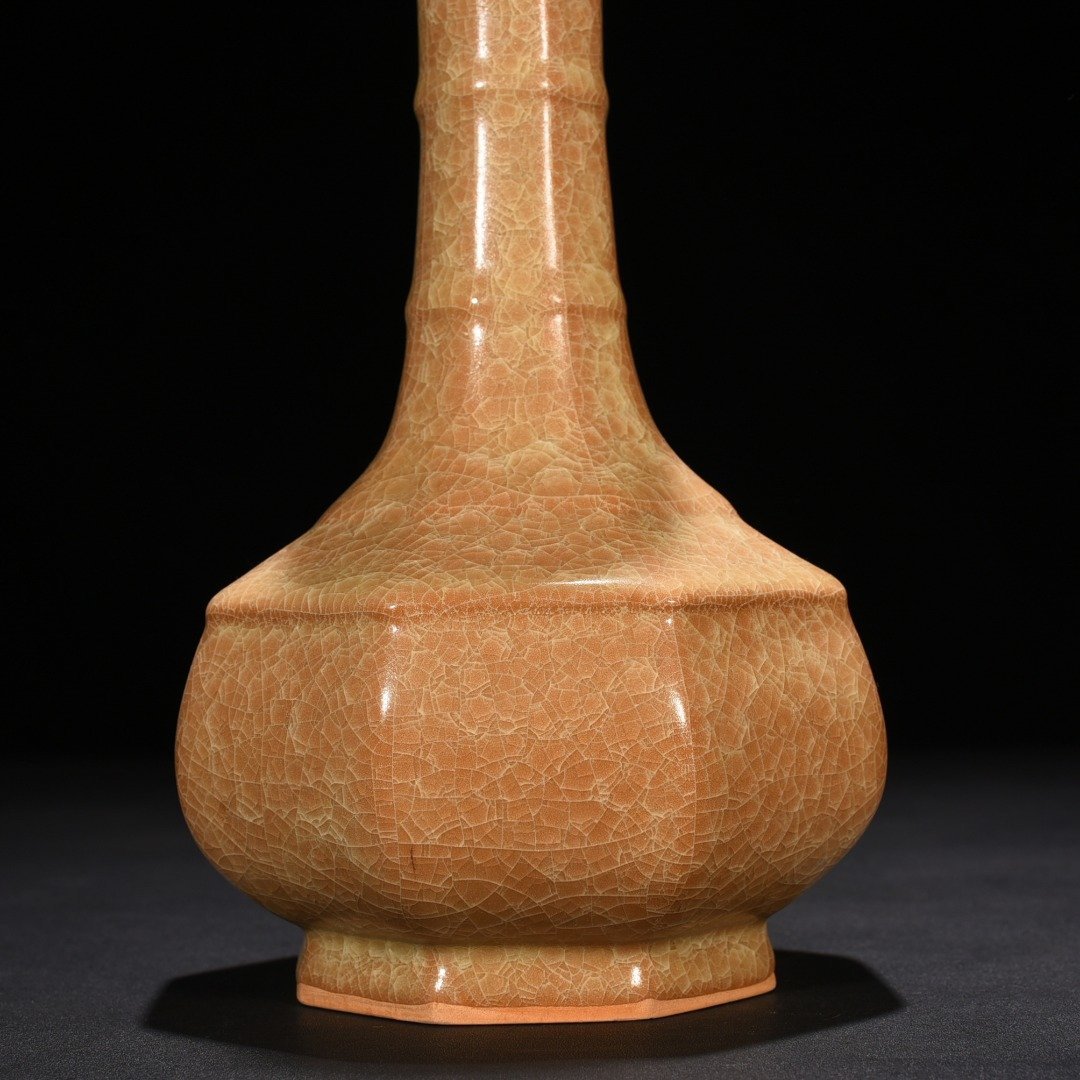 Song Dynasty official kiln fried beige glaze ice cracked eight-way plate mouth bottle