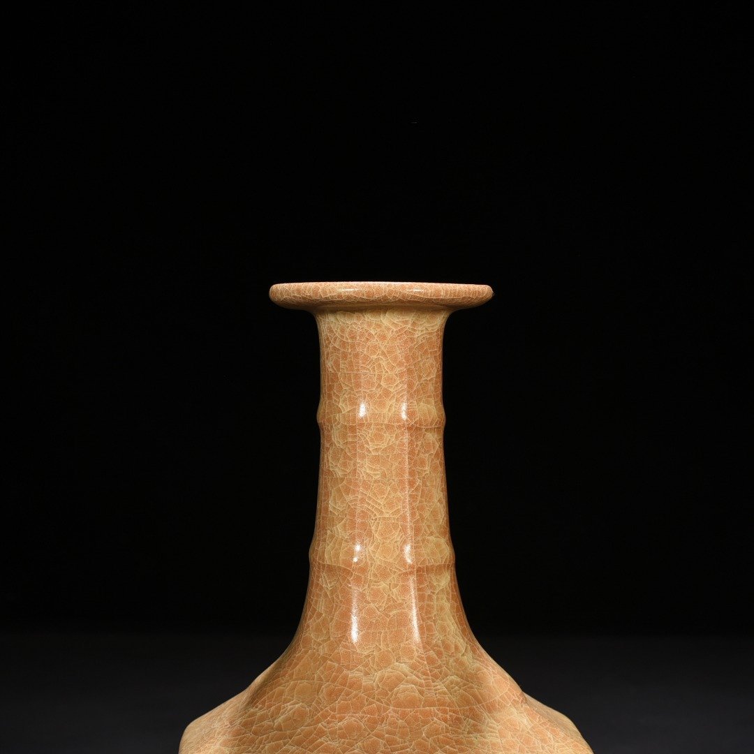 Song Dynasty official kiln fried beige glaze ice cracked eight-way plate mouth bottle