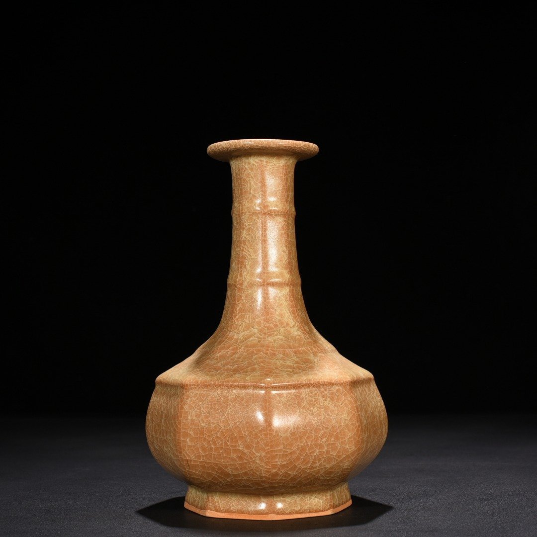 Song Dynasty official kiln fried beige glaze ice cracked eight-way plate mouth bottle