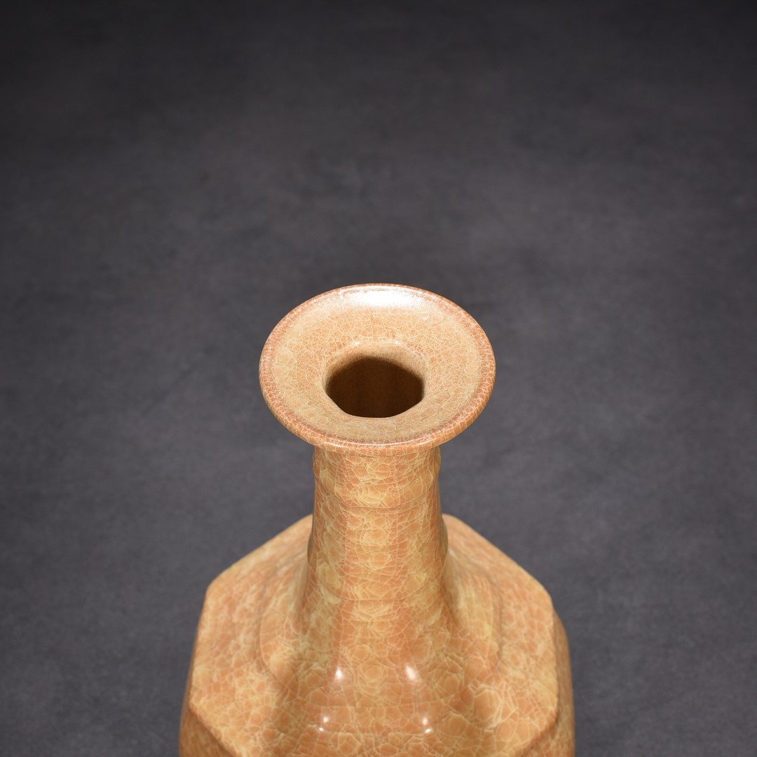 Song Dynasty official kiln fried beige glaze ice cracked eight-way plate mouth bottle