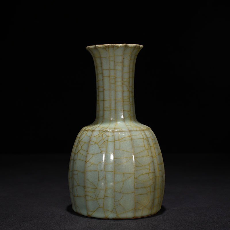 Song Dynasty Guan kiln melon vase