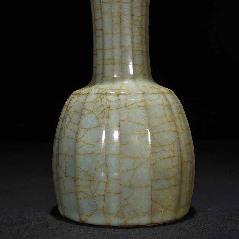 Song Dynasty Guan kiln melon vase