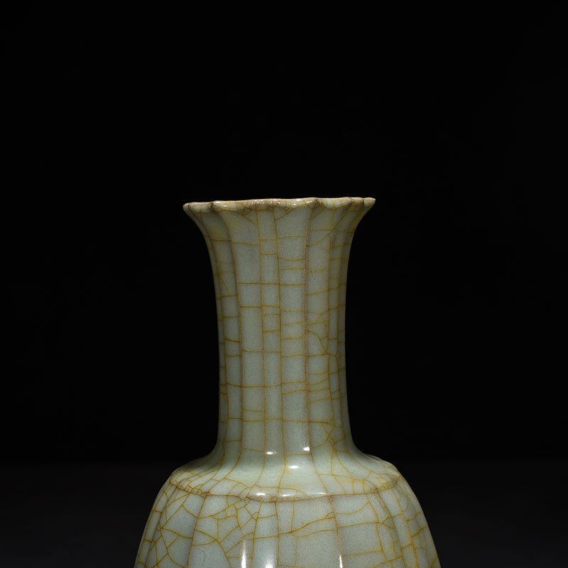 Song Dynasty Guan kiln melon vase