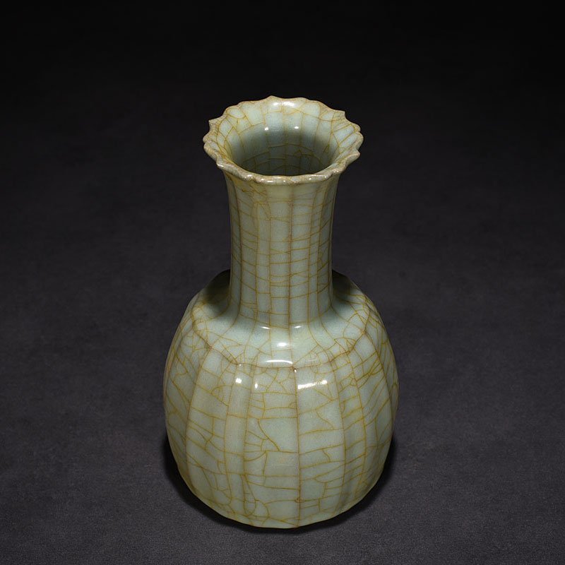 Song Dynasty Guan kiln melon vase