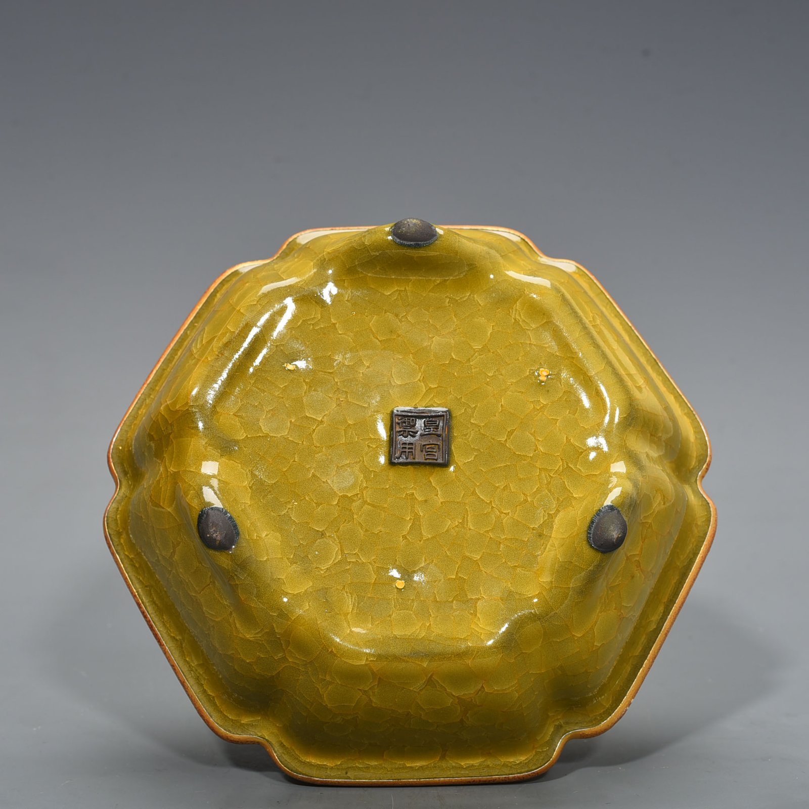 Song Dynasty official kiln yellow glaze ice crack engraved inscription hexagonal wash