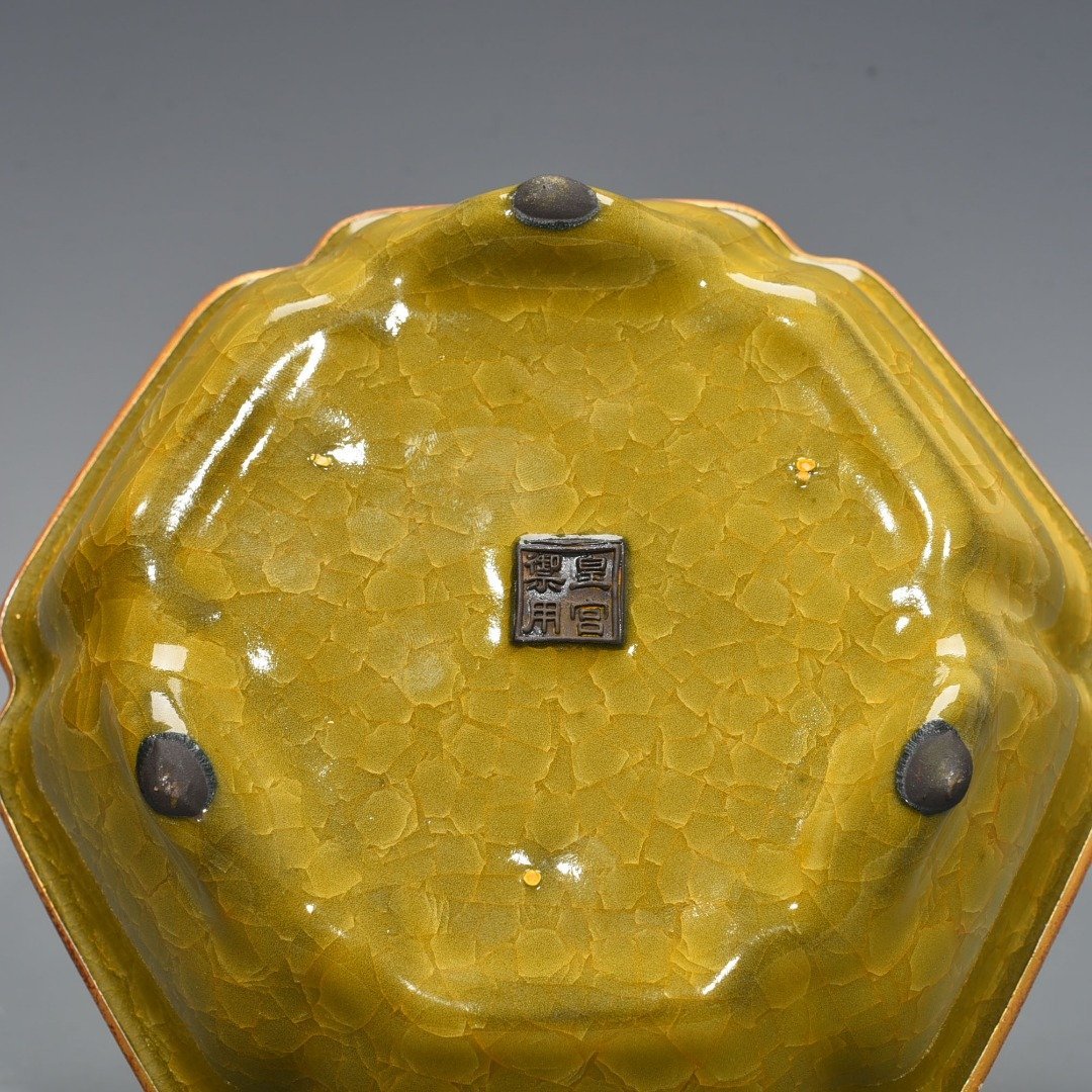 Song Dynasty official kiln yellow glaze ice crack engraved inscription hexagonal wash