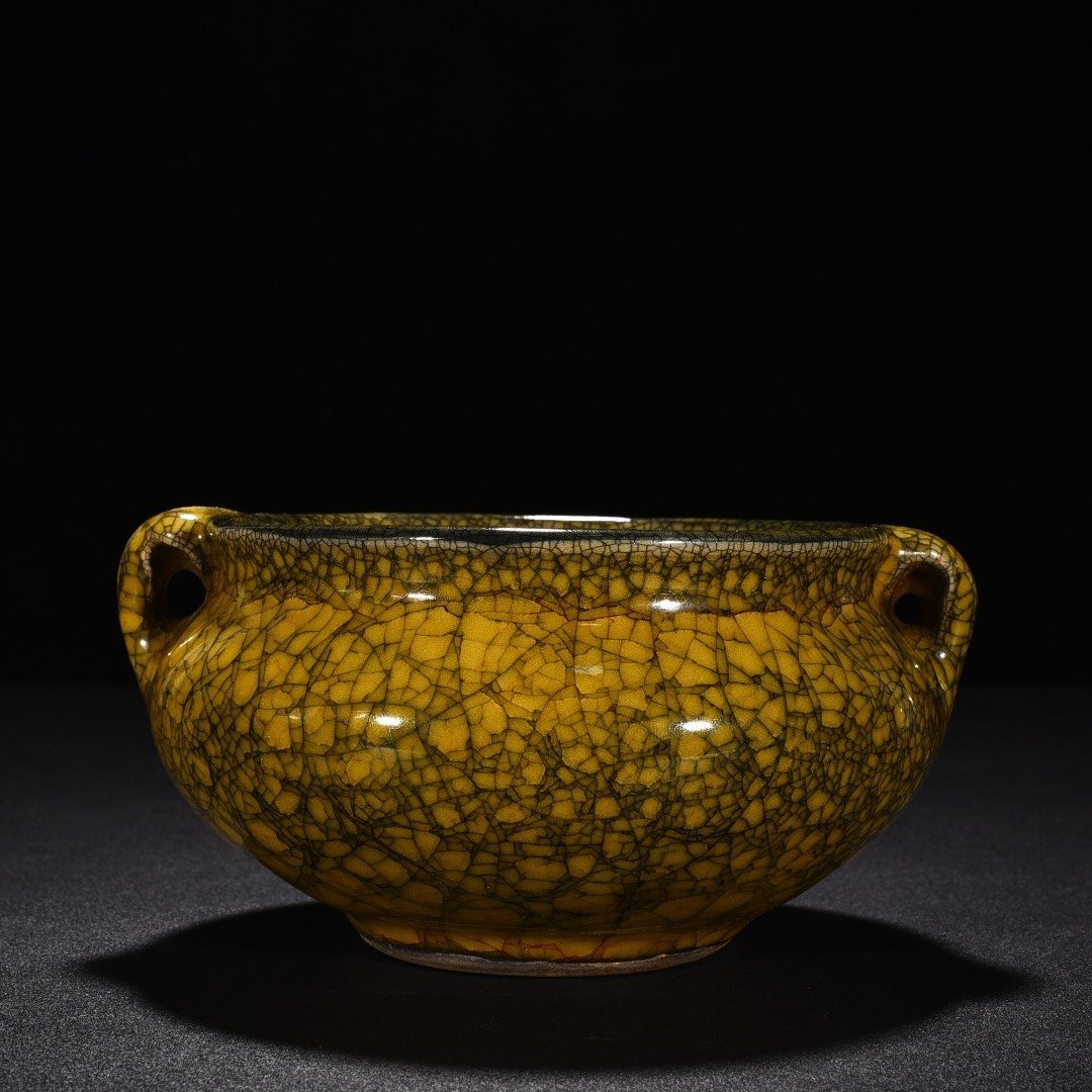Song Dynasty official kiln beige glaze ice-cracked double-series jar