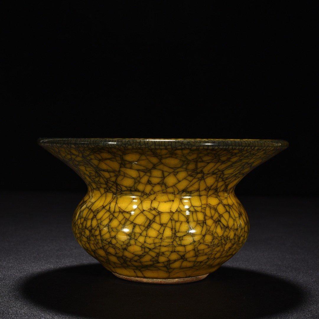 Song Dynasty Beige glaze ice-cracked slag bucket from the official kiln