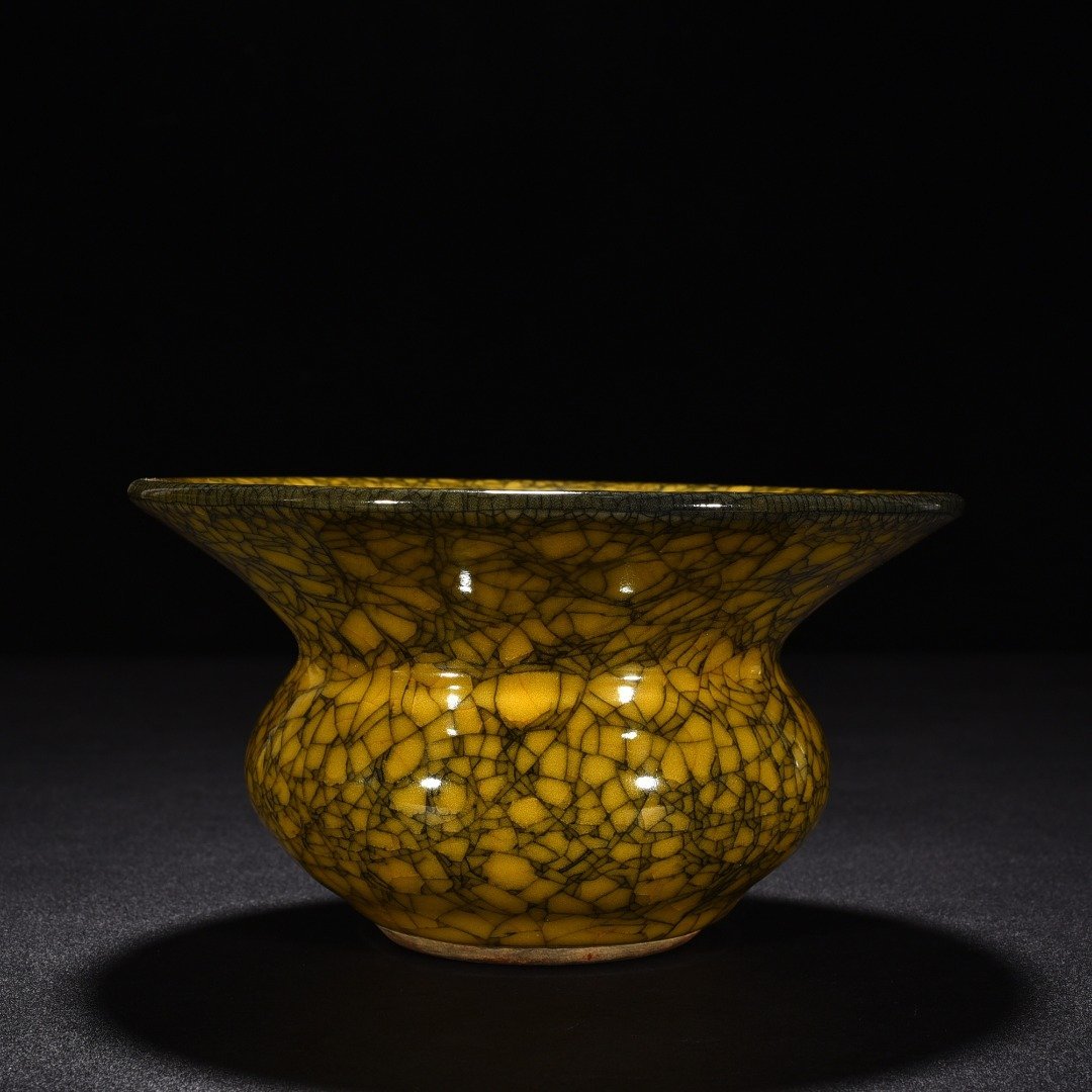Song Dynasty Beige glaze ice-cracked slag bucket from the official kiln