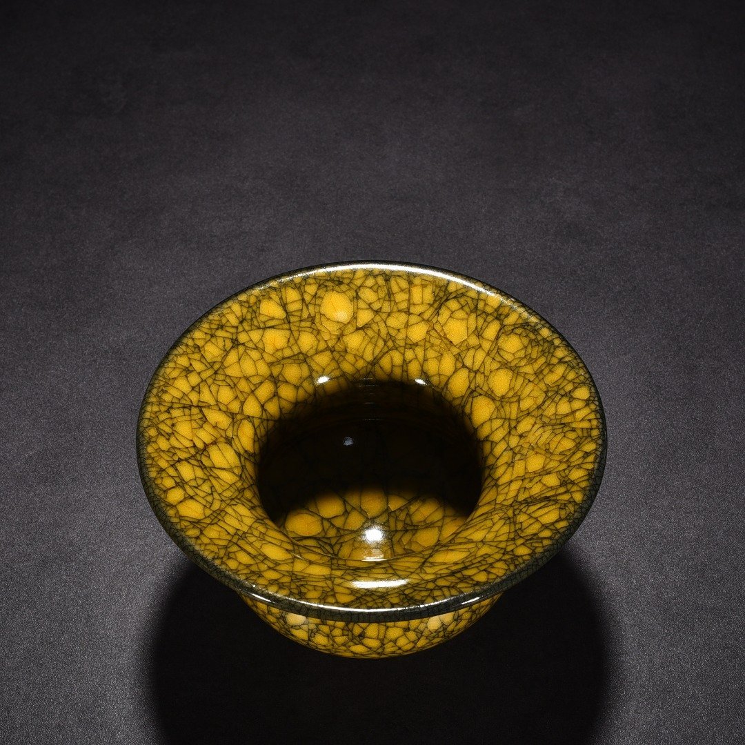 Song Dynasty Beige glaze ice-cracked slag bucket from the official kiln