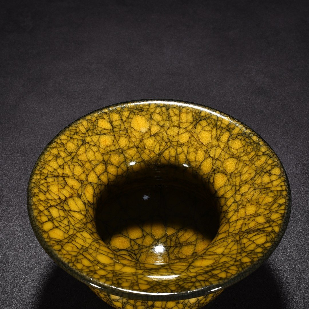 Song Dynasty Beige glaze ice-cracked slag bucket from the official kiln