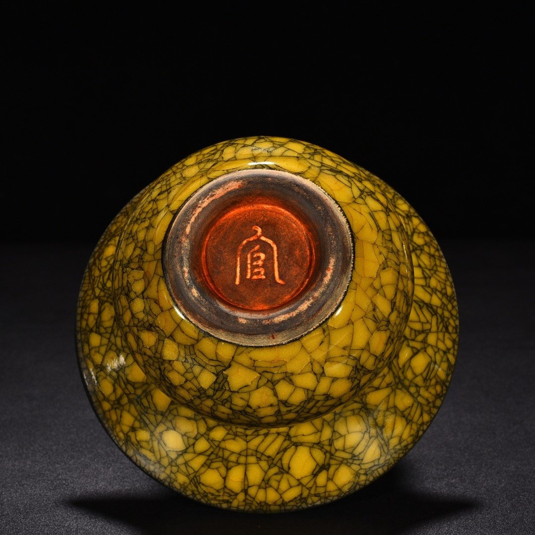 Song Dynasty Beige glaze ice-cracked slag bucket from the official kiln