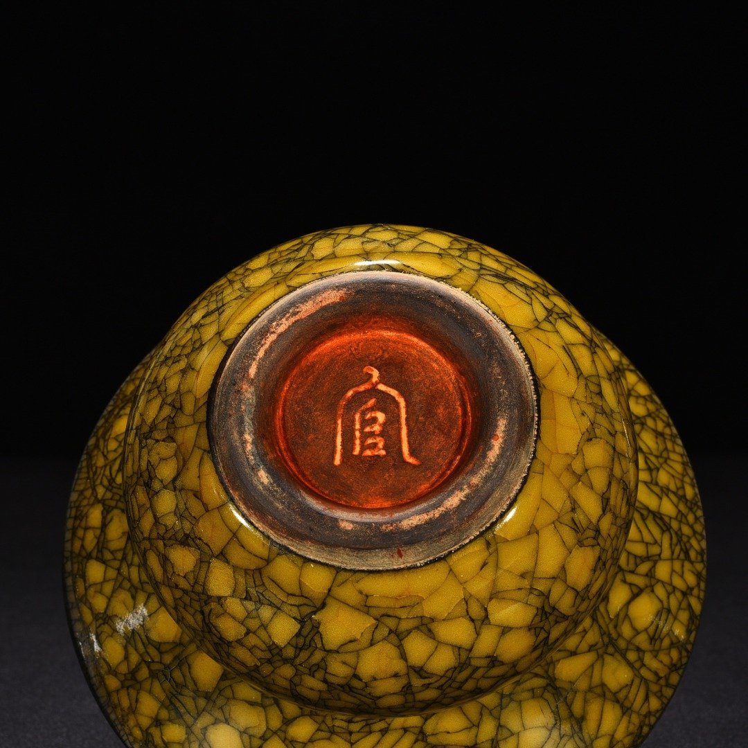 Song Dynasty Beige glaze ice-cracked slag bucket from the official kiln