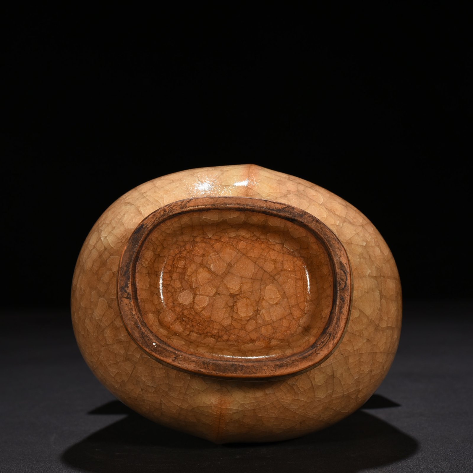 Song Dynasty official kiln beige glaze ice crackle dazzling pattern through-ear bottle
