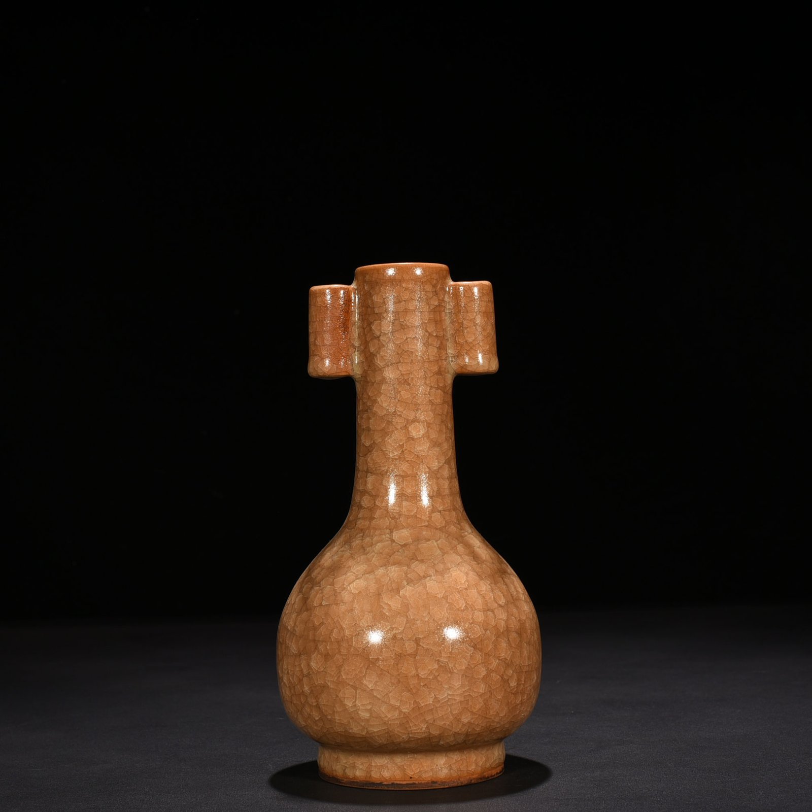 Song Dynasty official kiln beige glaze ice cracked through-ear vase