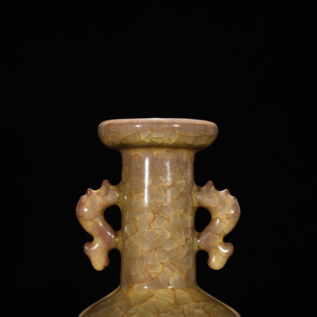 Song Dynasty official kiln beige glaze ice-cracked fish-ear dish-mouth bottle