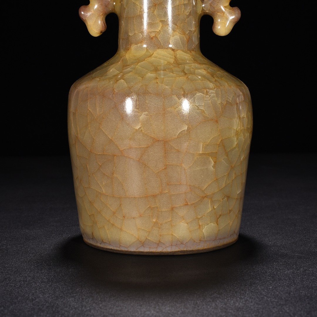 Song Dynasty official kiln beige glaze ice-cracked fish-ear dish-mouth bottle