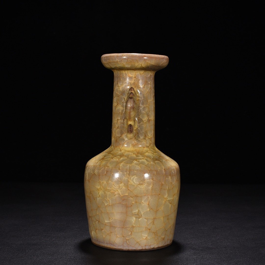Song Dynasty official kiln beige glaze ice-cracked fish-ear dish-mouth bottle