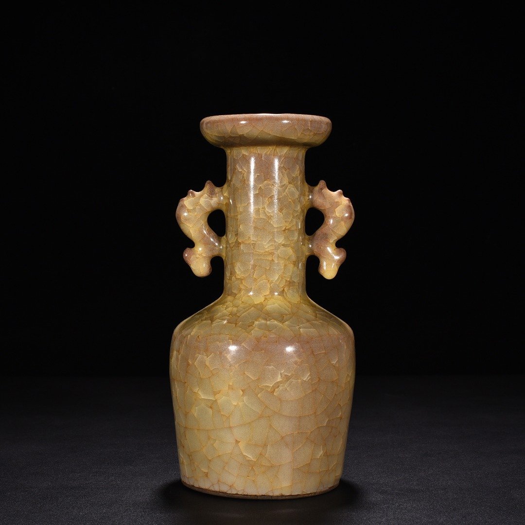 Song Dynasty official kiln beige glaze ice-cracked fish-ear dish-mouth bottle