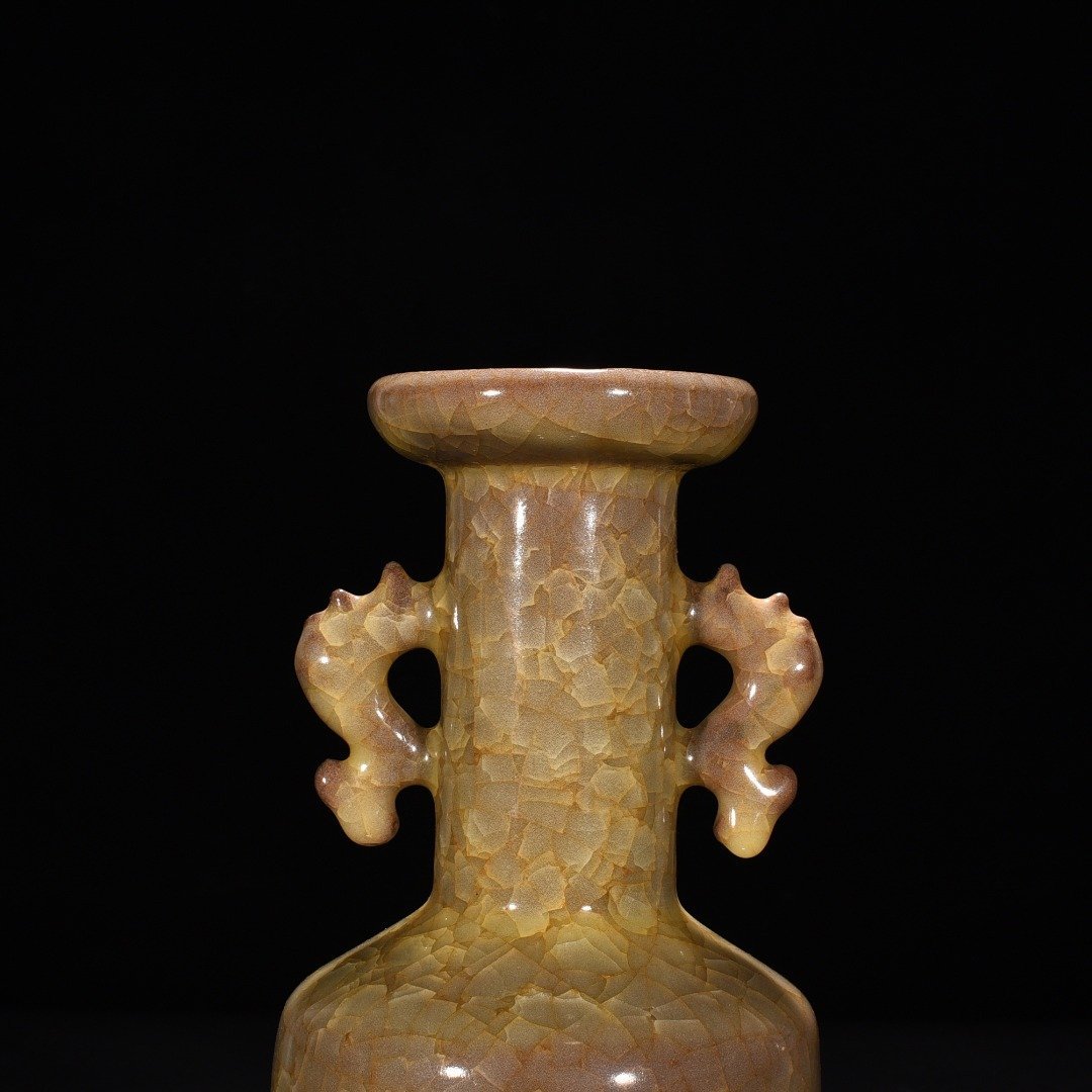 Song Dynasty official kiln beige glaze ice-cracked fish-ear dish-mouth bottle