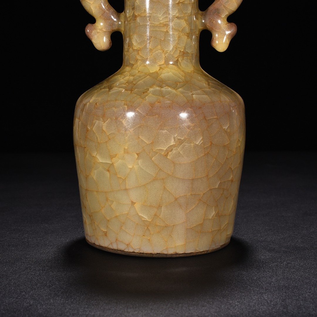 Song Dynasty official kiln beige glaze ice-cracked fish-ear dish-mouth bottle