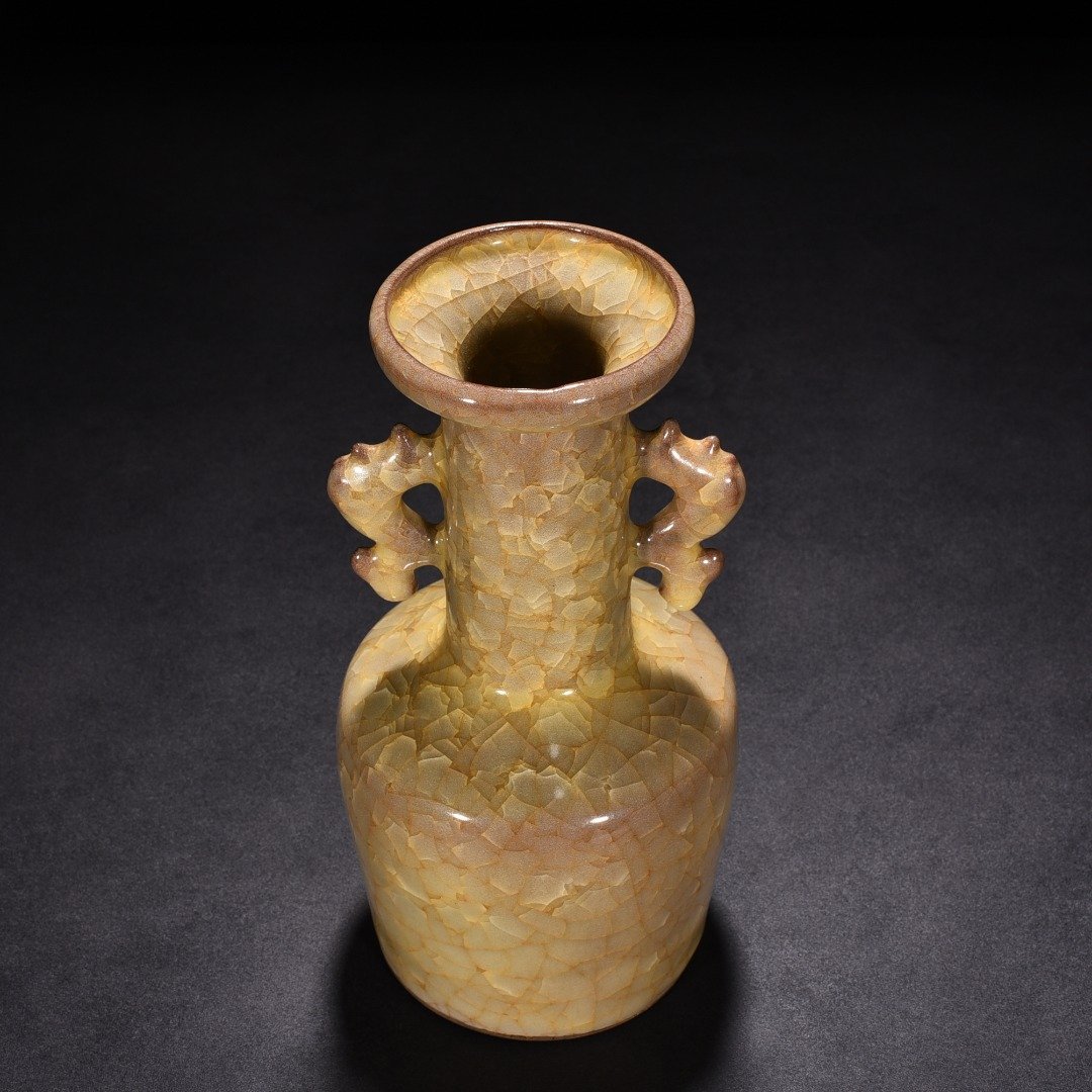 Song Dynasty official kiln beige glaze ice-cracked fish-ear dish-mouth bottle