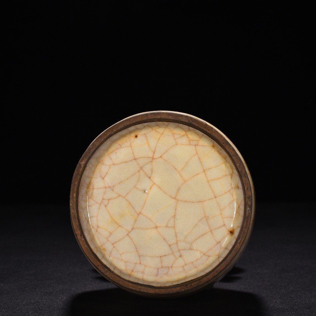 Song Dynasty official kiln beige glaze ice-cracked fish-ear dish-mouth bottle