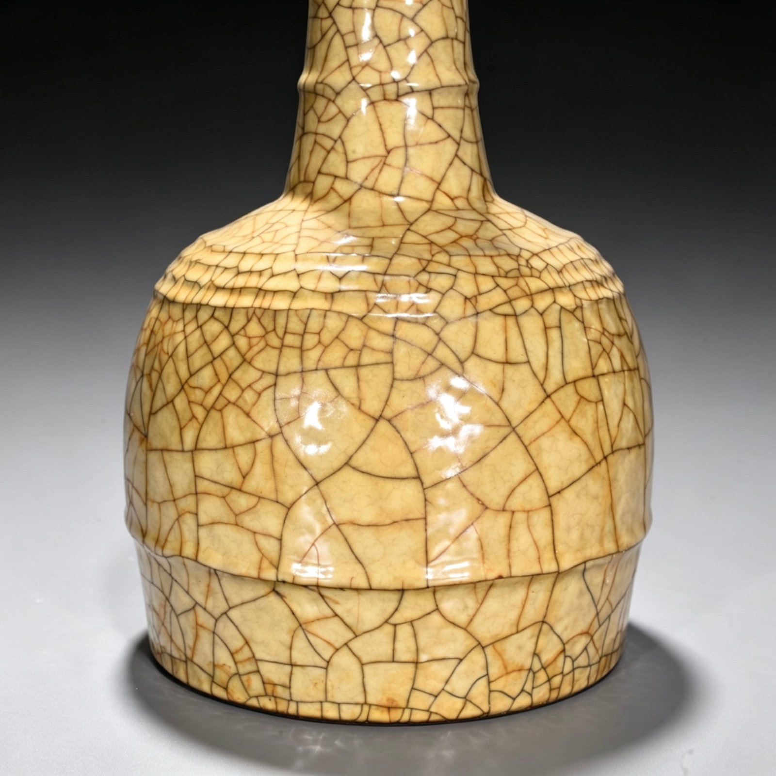 Song Dynasty official kiln beige glaze dazzling pattern vase