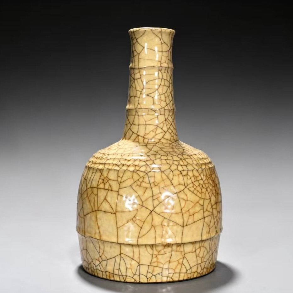 Song Dynasty official kiln beige glaze dazzling pattern vase