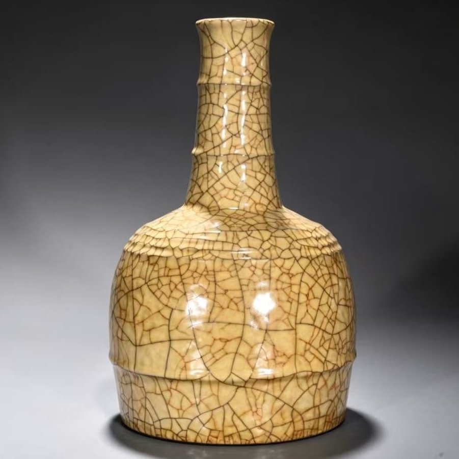 Song Dynasty official kiln beige glaze dazzling pattern vase