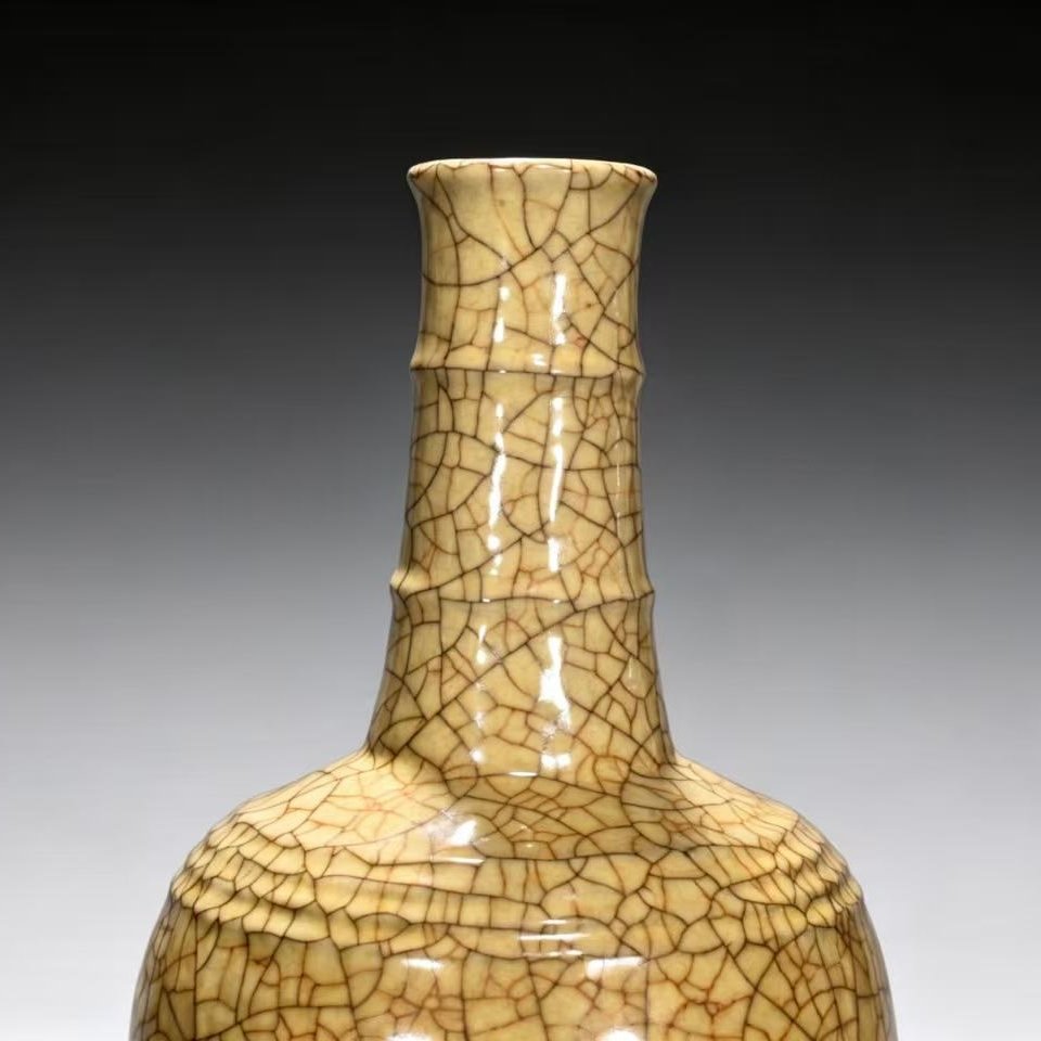 Song Dynasty official kiln beige glaze dazzling pattern vase