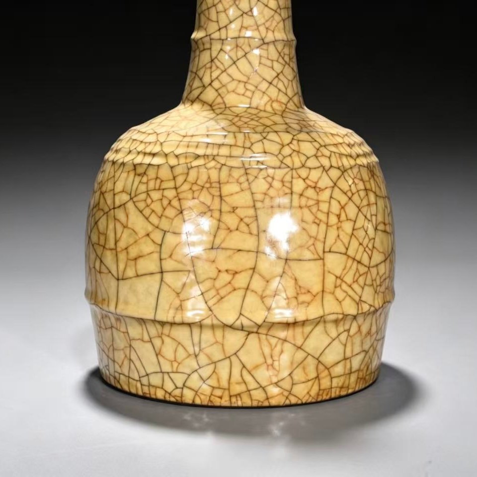 Song Dynasty official kiln beige glaze dazzling pattern vase