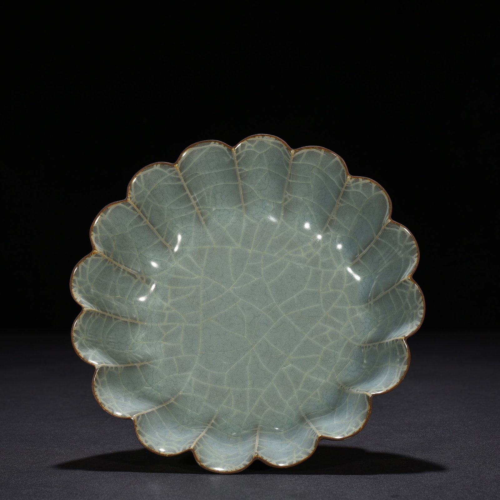 Song Dynasty official kiln pink and green chrysanthemum petal wash