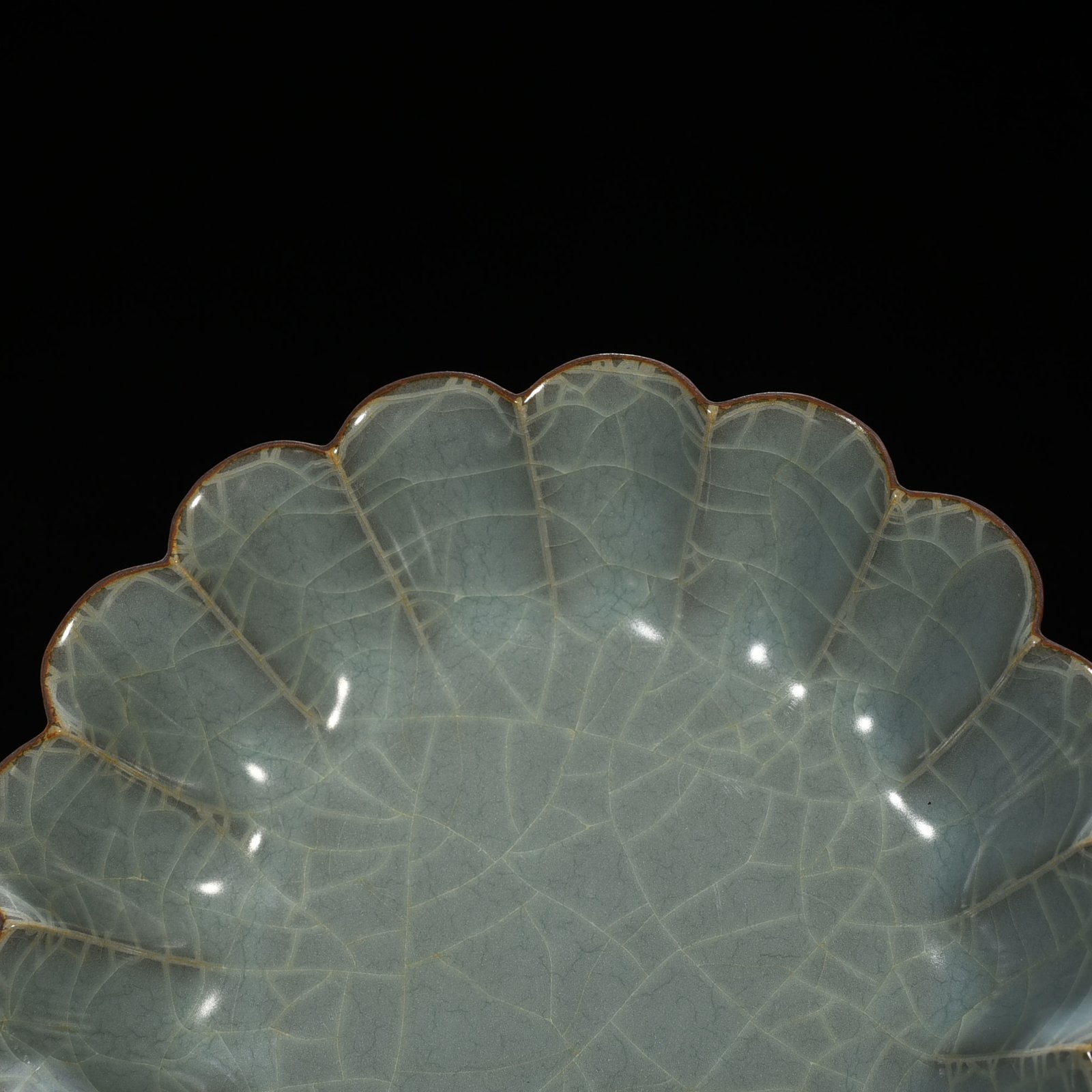 Song Dynasty official kiln pink and green chrysanthemum petal wash