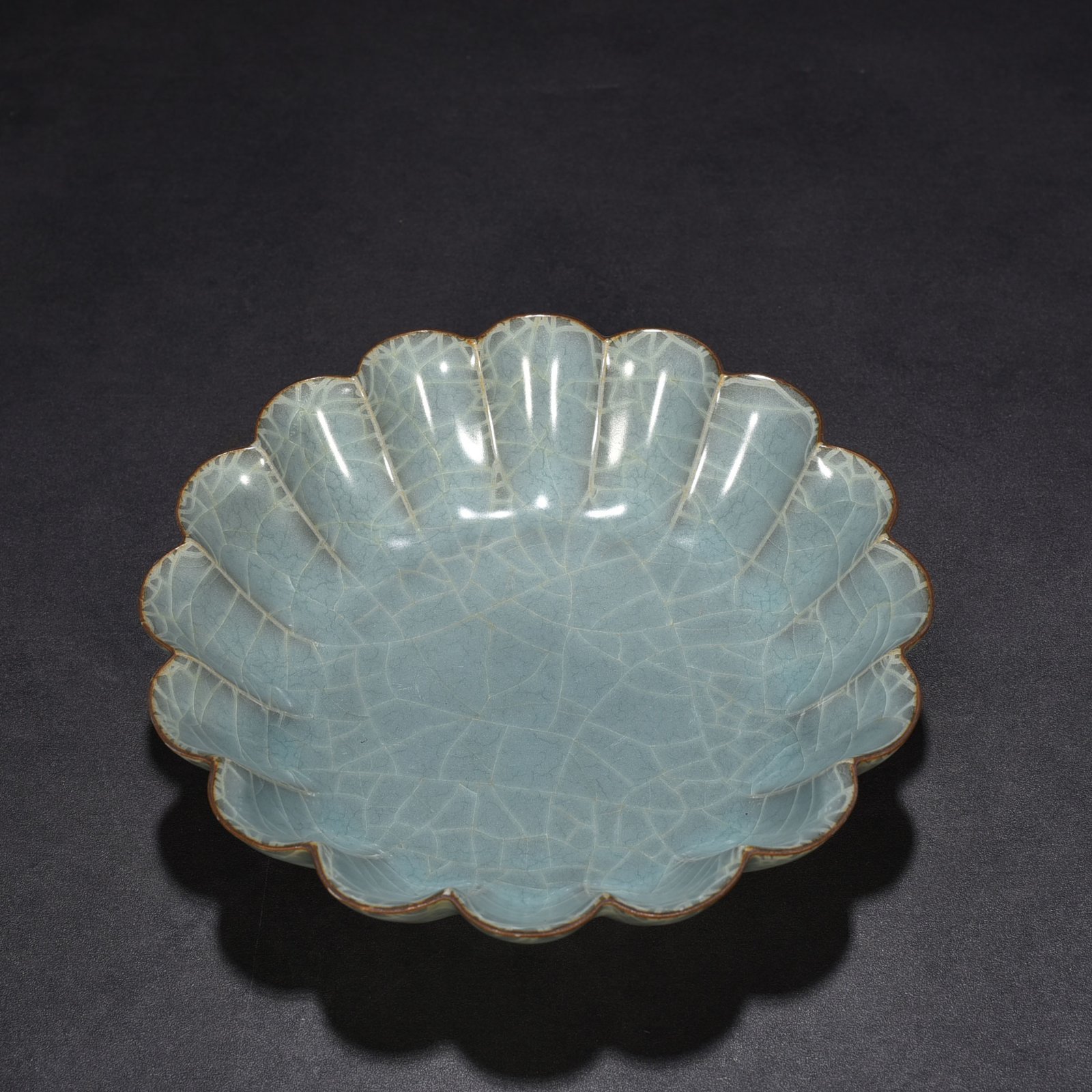 Song Dynasty official kiln pink and green chrysanthemum petal wash