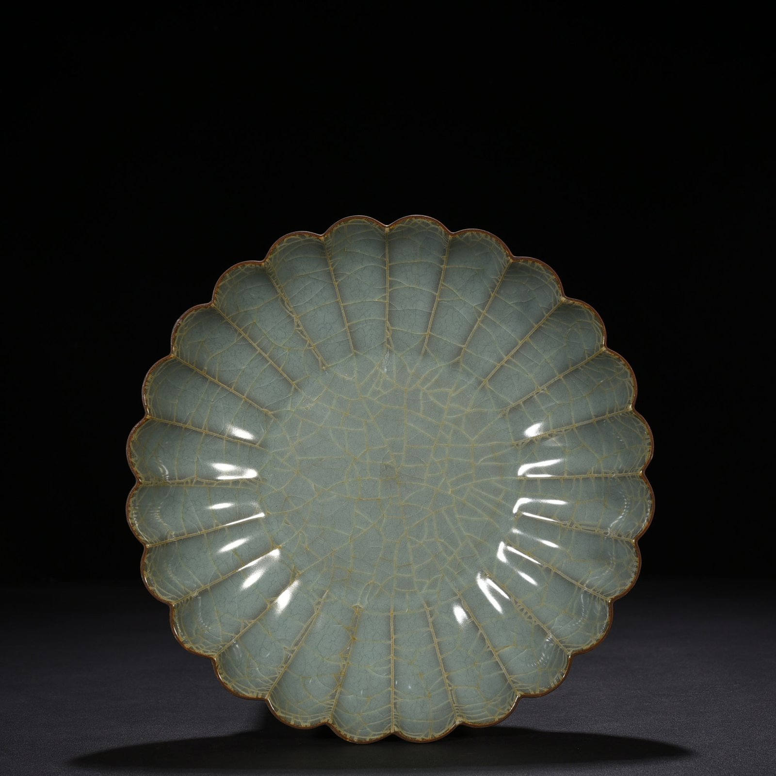 Song Dynasty Guan kiln Chrysanthemum petal plate