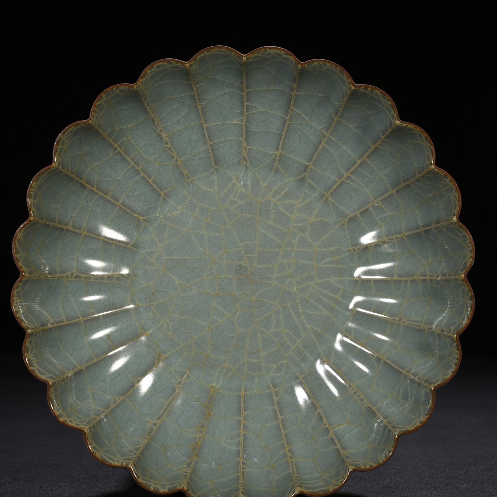 Song Dynasty Guan kiln Chrysanthemum petal plate