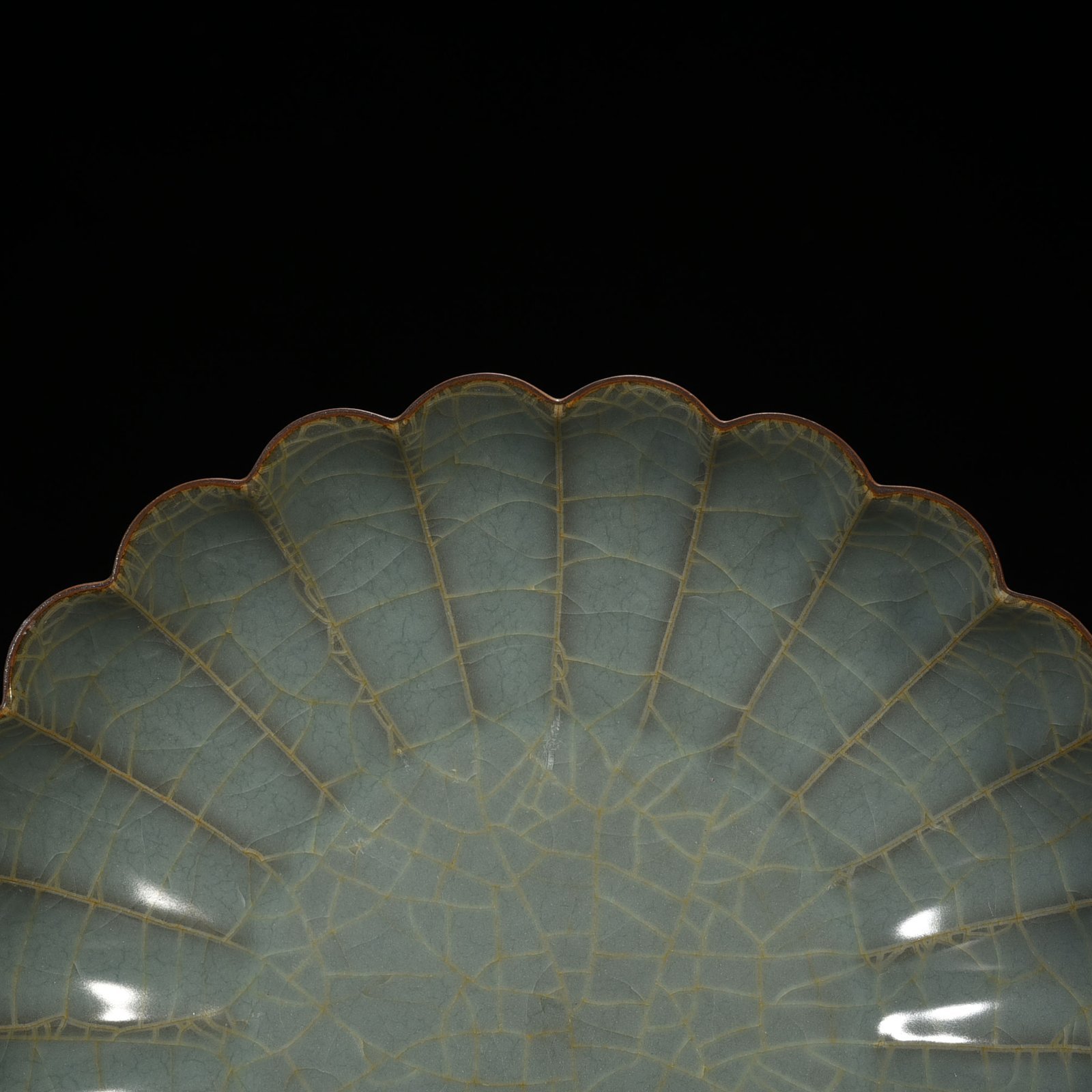 Song Dynasty Guan kiln Chrysanthemum petal plate