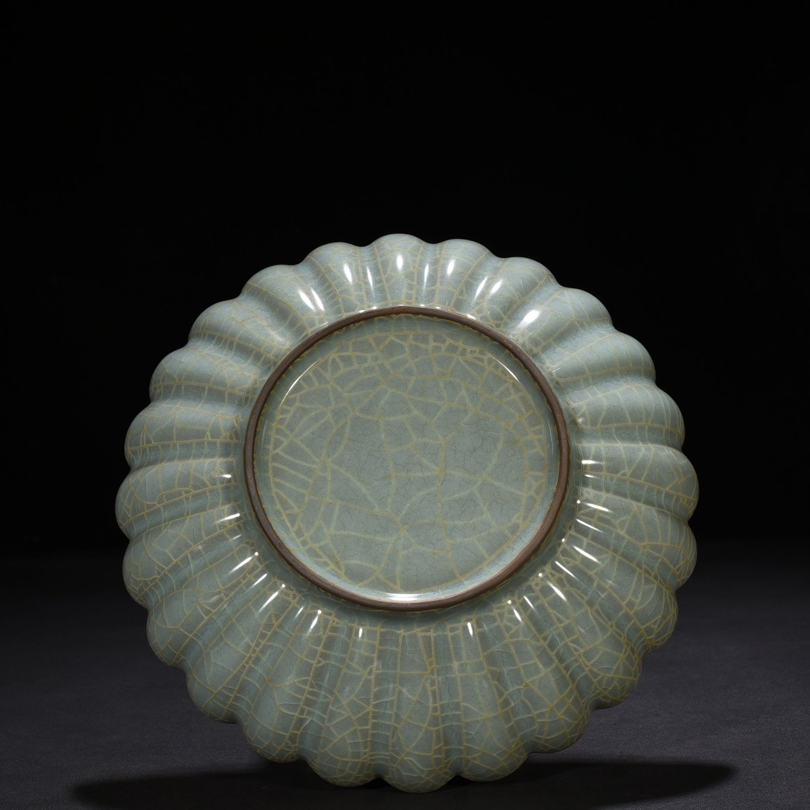 Song Dynasty Guan kiln Chrysanthemum petal plate