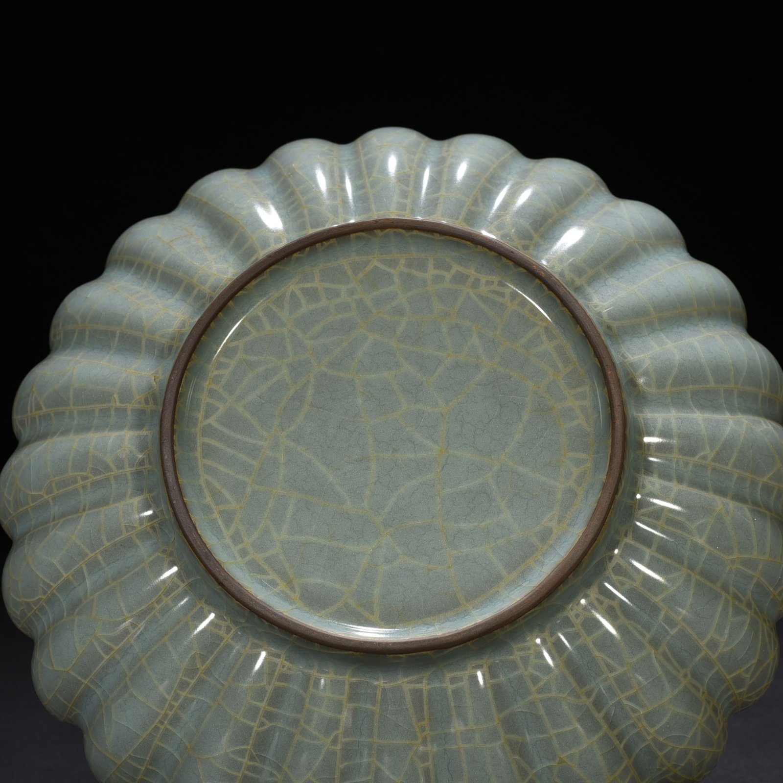Song Dynasty Guan kiln Chrysanthemum petal plate