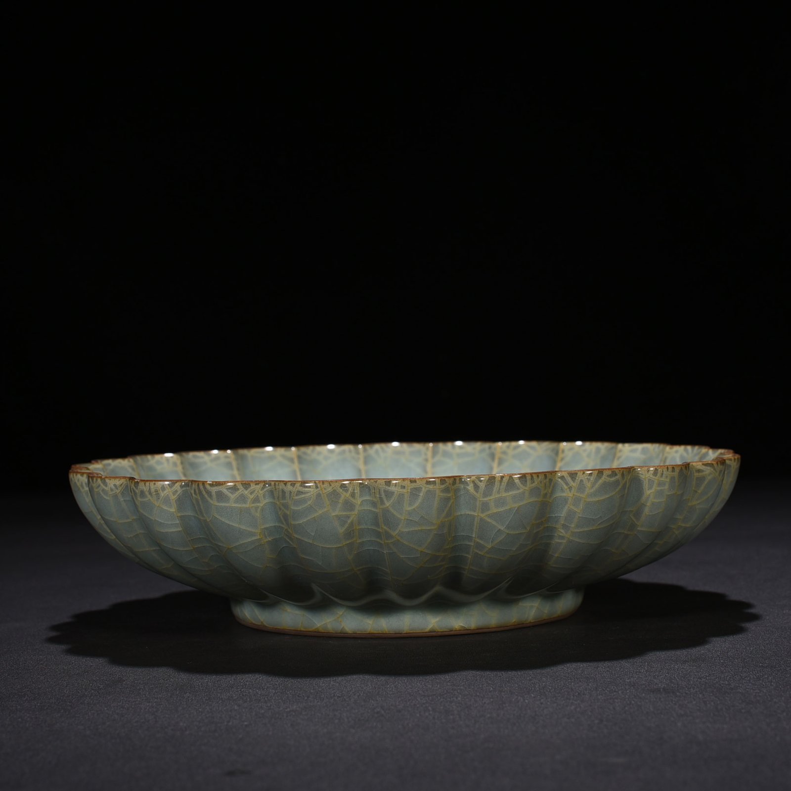 Song Dynasty Guan kiln Chrysanthemum petal plate