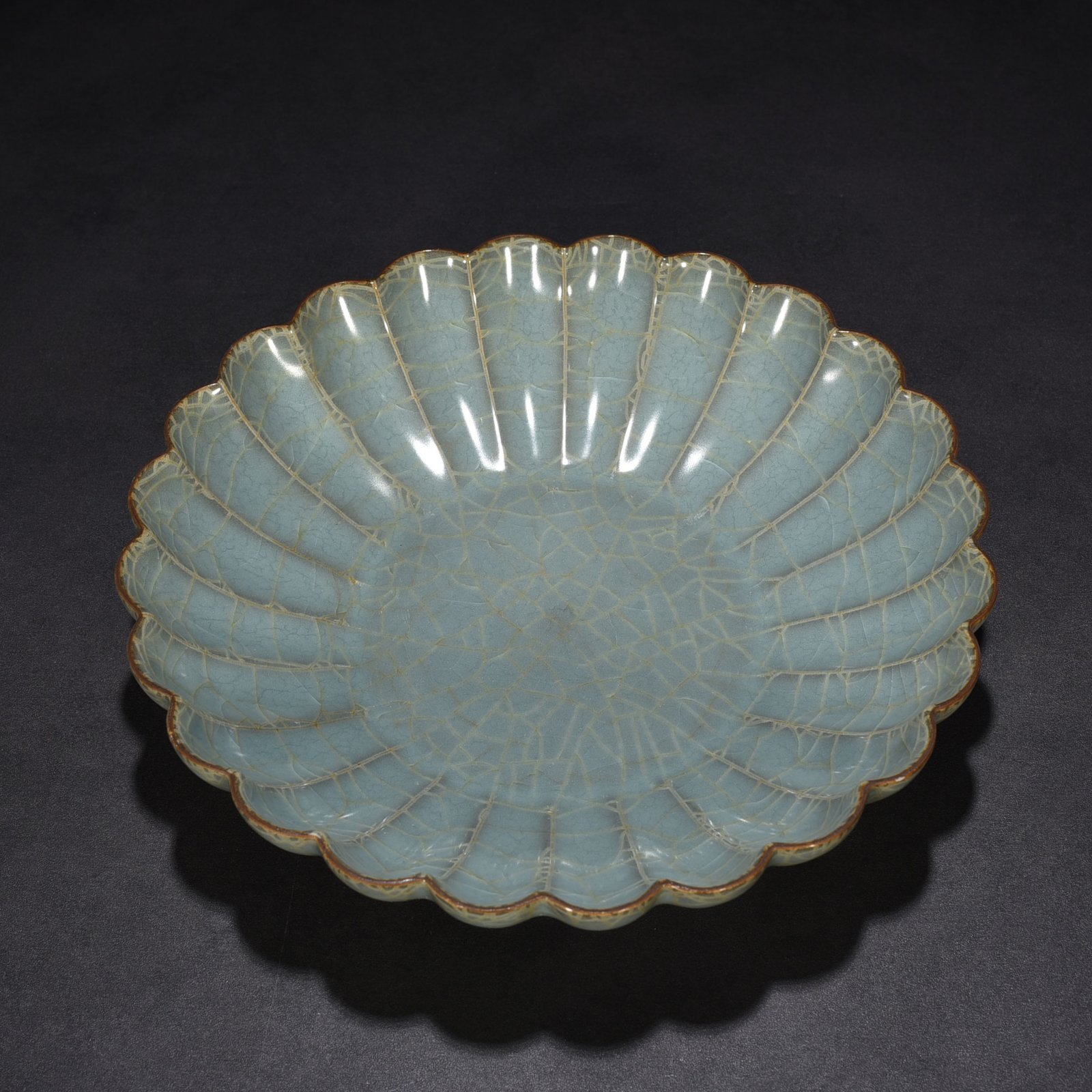 Song Dynasty Guan kiln Chrysanthemum petal plate